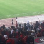 Pratama Arhan Menyaksikan Pertandingan Semen Padang Melawan Persik